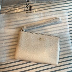 BNWT Coach wristlet ***